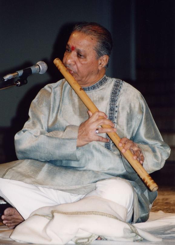 6:7 Pt.Hariprasad Chaurasia This legendary flute player has visited Baroda, for performing, so many times.