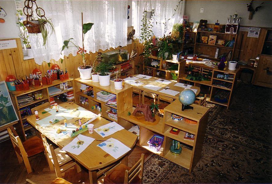 În acest centru copiii pot combina tehnici specifice artei plastice cu cele ale activităţii practice. Ii îndrumǎm cu privire la tehnicile de lucru, le sugerǎm teme, dar nu impunem modele.