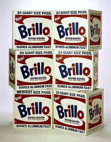 Andy Warhol took the next step by bravely bringing a few stacks of boxes of Brillo (1964), sculptures made of wood, which are products that symbolize mass production, from the supermarket to the