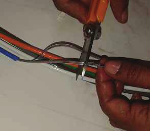 6.5 It is necessary to enter one or more of the buffer tubes to access its fibers/ribbons to splice them to a second independent cable.