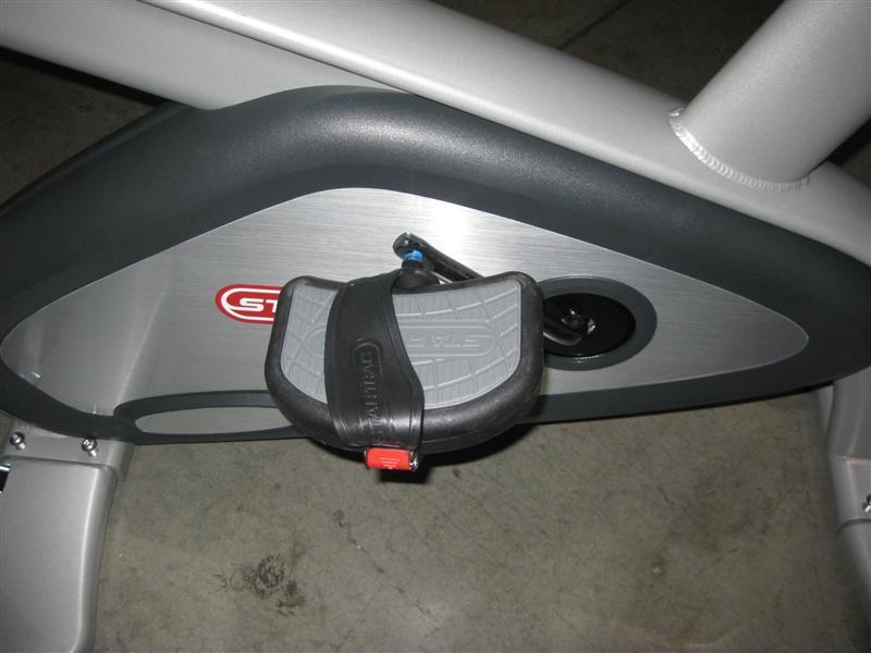 Step 5. Attach right pedal to right pedal crank, then tighten securely.