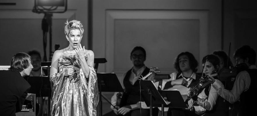 1703_MIC.qxd 1/26/2017 3:12 PM Page 25 Joyce DiDonato and Il Pomo d Oro (with directorharpsichordist Maxim Emelyanychev on the left) perform In War and Peace.
