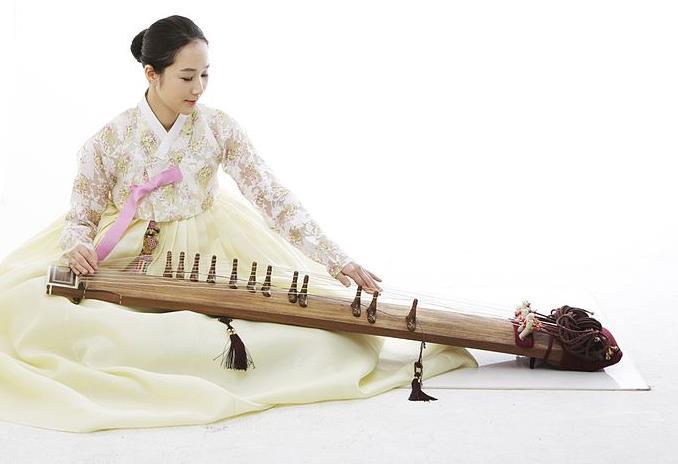glissandi (upward and downward), trills with glissando, wide tremolos, or varied speeds of vibratos. Figure 12: Kayakeum (Korean 12-string board zither). 54 Figure 13: Serra Hwang, Beckoning, m. 47.