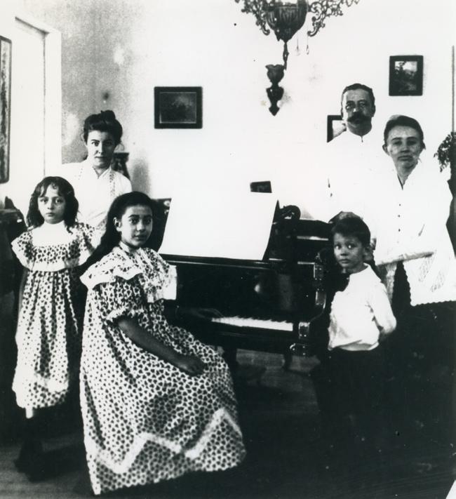 musical modernism in the twentieth century 141 Image 6.2 Indies family with their music activity (KITLV 31931). 1937.