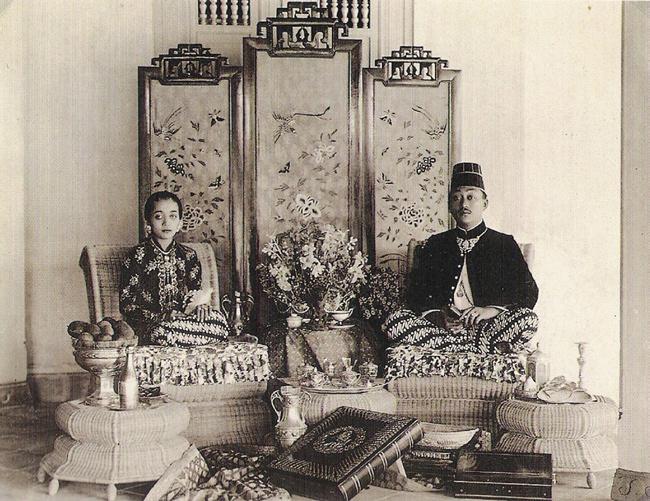 182 madelon djajadiningrat and clara brinkgreve Image 8.1 Official photograph of the bridal couple, Mangkunegoro VII and Ratu Timur, 1921 (photo in collection of authors).
