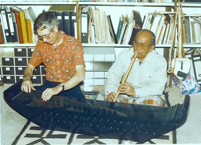 218 wim van zanten Image 9.1 Uking Sukri on the suling bamboo flute and the author on kacapi indung zither. Aarlanderveen, the Netherlands, 1988. Uking Sukri 2004).