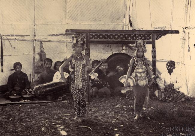 photographic representations of the performing indonesian 51 Image 2.12 Balinese gandrung at the pasar malam in Surabaya (KITLV 10834). pendence.