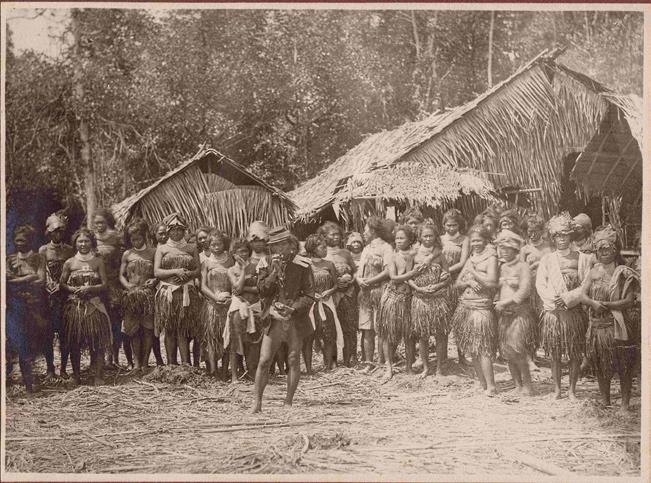 68 gerard a. persoon Image 3.2 Group of Mentawaians around 1910. The man in the front is wearing his official outfit after having been installed as village head (source: picture collection Mrs.