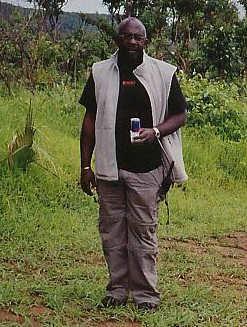 wanted to go to Bunkeya to take photos of Bosco's gravesite. After a short time the M'siri s brother, Eric Kazembe Munongo, appeared (M'siri, November 18, 2006 at his house in Lubumbashi). 3.