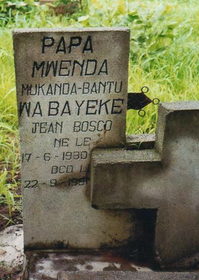 The Mwami, Godefroid Munongo Msiri, presided over the funeral on September 30, 1991 at 2 p.m. Photocollage 48: Bosco s gravesite at Bunkeya cemetery 90 4.1.1 The lusanzo At the graveside, the lusanzo takes place.