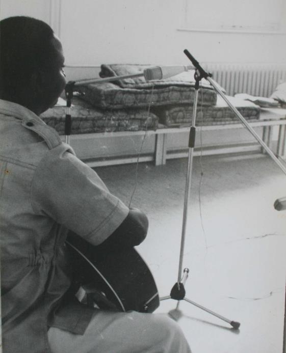 Photo 61 (left): Bosco, performing at the Museum fuer Voelkerkunde in Berlin (June 1982) Photo 62 (right): Bosco at the IWALEWA Haus in Bayreuth in 1982 114 And in a newspaper clipping, Musik aus