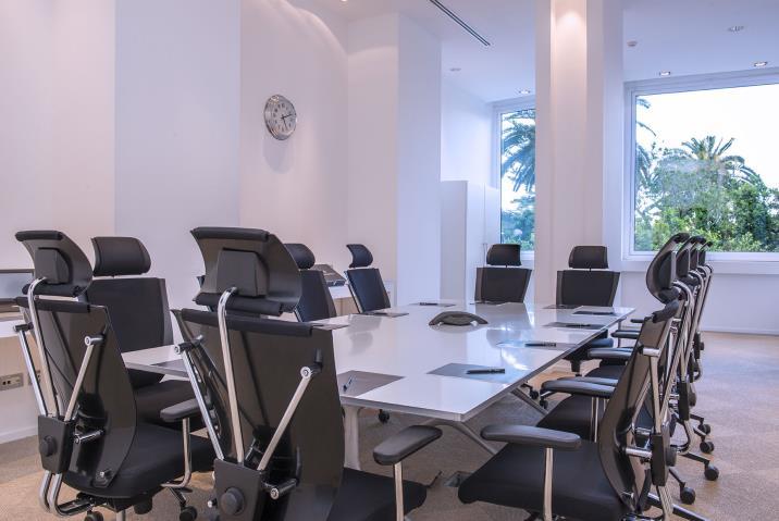 signal available Motorized screen 3,5 x 2 metres Electronic black out curtains Hilton Meetings Positano: State-of-the-art meeting room with natural daylight and seats 12 delegates