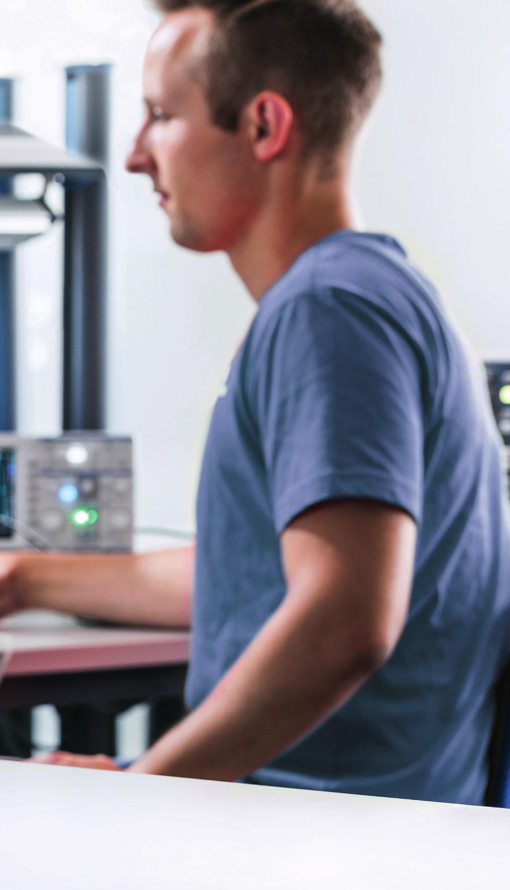 In the lab Lab oscilloscope performance Safe measurements on power electronics When debugging embedded devices in the lab or analyzing complex problems in the field, the R&S Scope Rider offers the