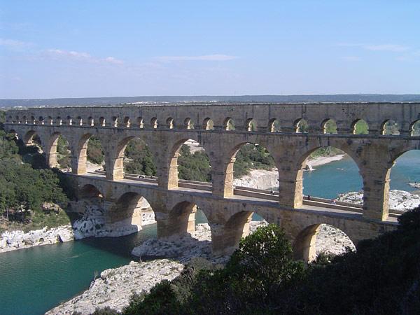 Pont du Gard http://commons.wikime dia.org/wiki/file:pont_d u_gard.jpg the structural advances made by the Romans in the construction of large civic architecture.