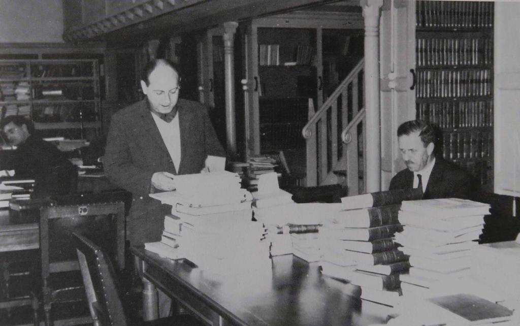 The Oriental Reading Room (O.L.G.), Leiden University Library, in c. 1970. From left to right: a reader, Mr. A.F. Marck, library assistant, Mr. A.J.W.