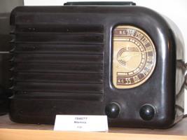 34 Mantola l13-c5 Tabletop AM Small Bakelite radio, with carrying handle on top, but is not portable,