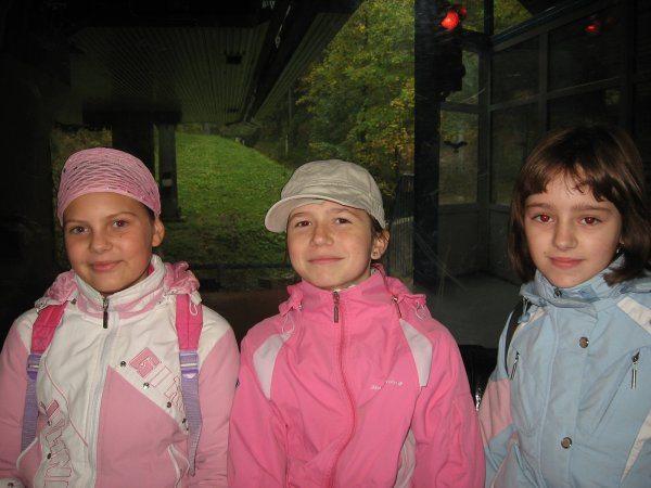Hello My name is Weronika. I am on the right. I m eleven. My sister is Monika. My mother is Kasia. My father is Marian. I like playing basketball. I don t like doing homework.