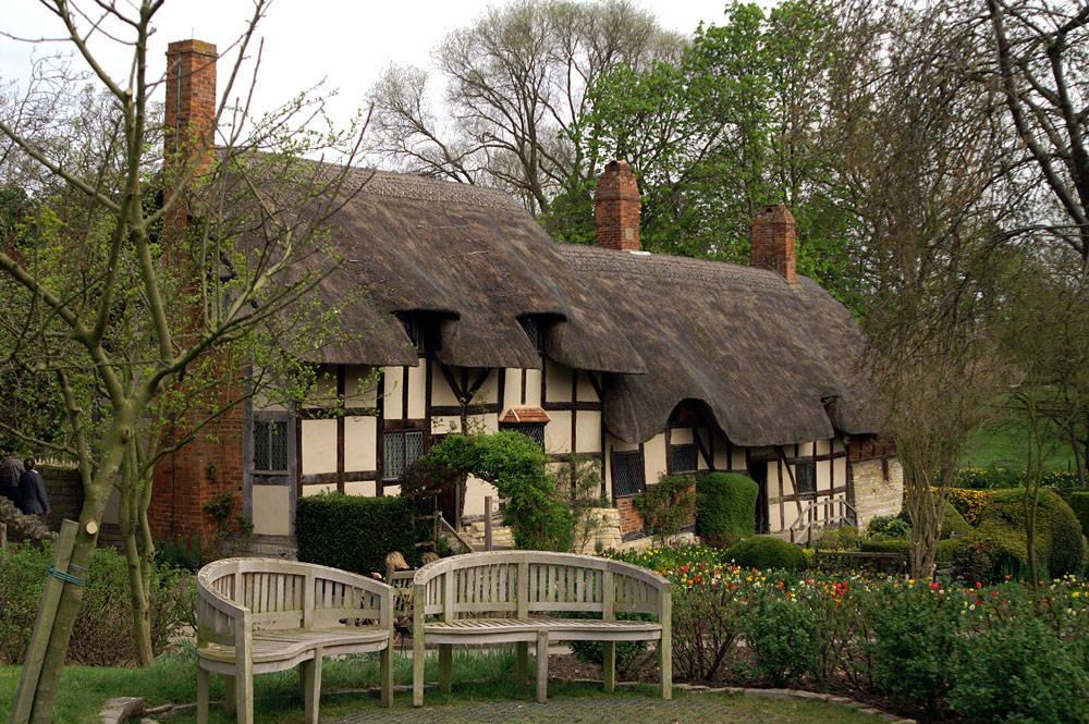 Shakespeare was born in this house and he lived with his six sisters and brothers. He s father was a glover and his mother was a rich housewife.