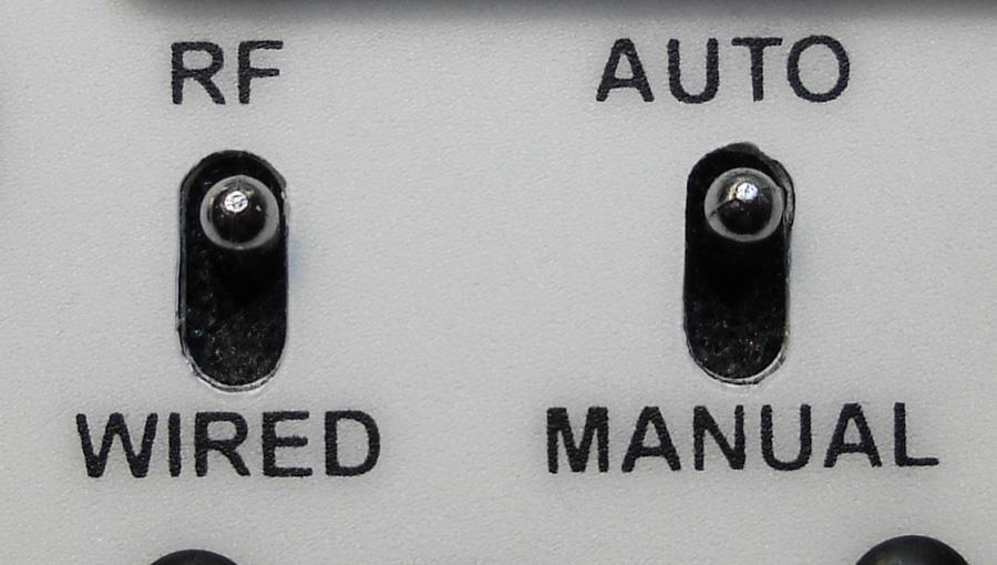 The Left switch should be set to the upward position so that it is switched to the RF control position.