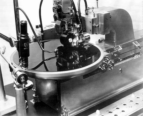 Figure 6 - Disk lathe showing how the cutter chisel is moved on a parallel bar across the disc radius Figure 7 - By cranking the pickup head in relation to the axis of the tone-arm and in arranging