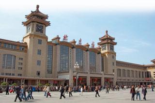 我想买票 去北京 wǒ xiǎng mǎi piào. Qù Běijīng. I want to buy a ticket to Beijing. Beijing Railroad Station opened in the 1950s and merges traditional and fifties architecture.