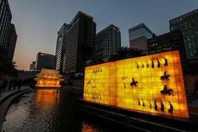 and modern, digital LED lanterns is becoming the leading festival of Seoul winning greater popularity among citizens and tourists as years go by. Held on the 1.