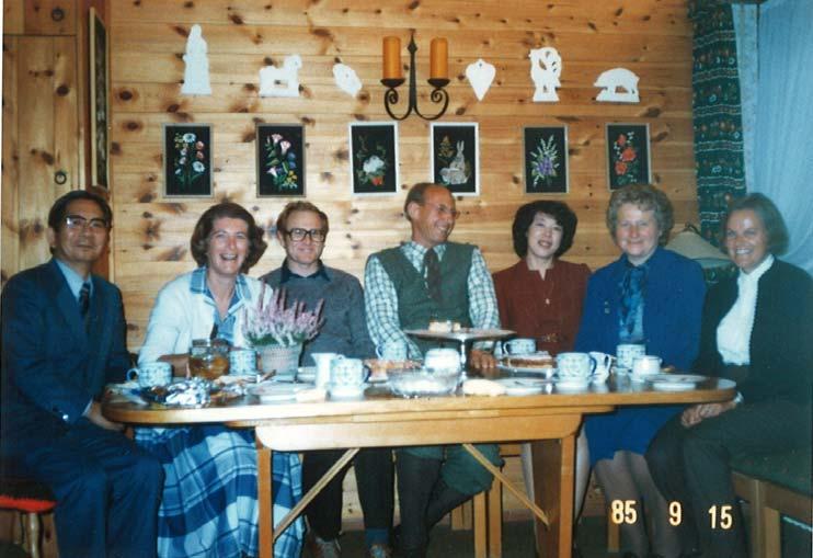 Fig.5 - In the cosy home of the Zwicker family. Seiichiro Namba, Rhona Hellman, Hugo Fastl, Eberhard Zwicker, Sonoko Kuwano, Erika Maria Zwicker, Christa Fastl 3.