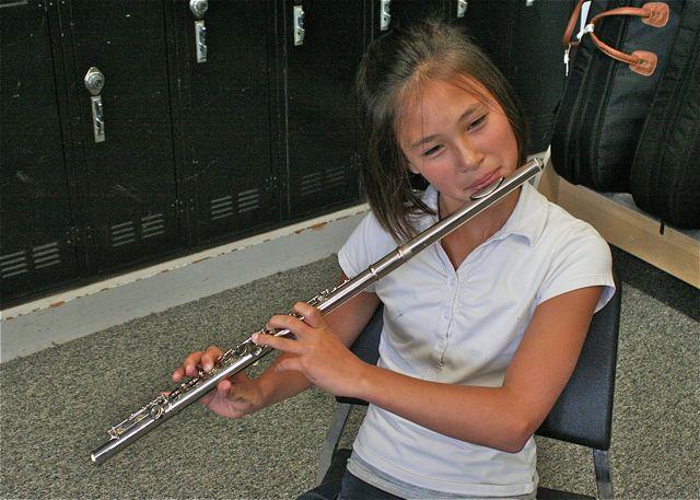 FLUTE P OSTURE Flute players should sit forward in their