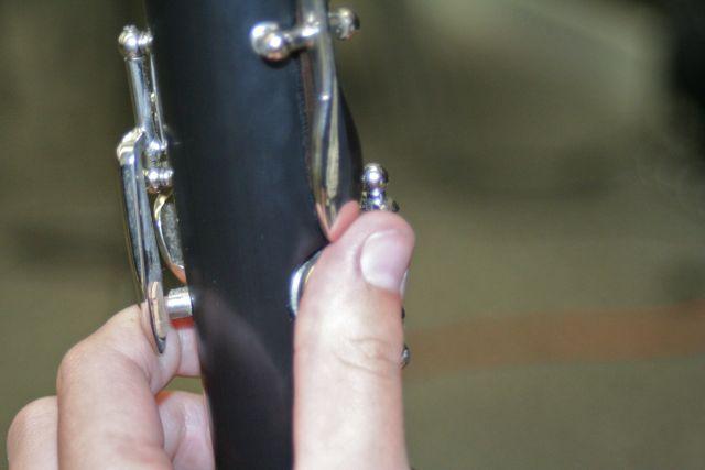 5. The head is straight, and the clarinet enters the mouth at a 30-45 degree