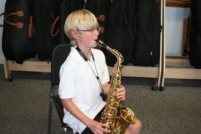 ALTO SAXOPHONE P OSTURE Saxophone players should sit forward