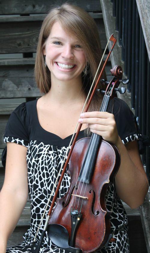 Violin Emily Hindes holds a Master s Degree in instrumental performance from the University of Wisconsin- Milwaukee, where she studied violin with Dr.