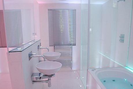 The bathroom in white light The lounge area in magenta The total energy consumption when all