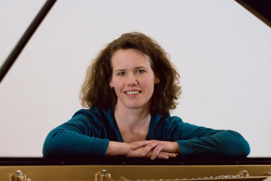 ARTIST BIOGRAPHY Kirsten Johnson enjoys a world-class career as a concert pianist, chamber musician and recording artist. Her recordings and performances have delighted listeners around the world.