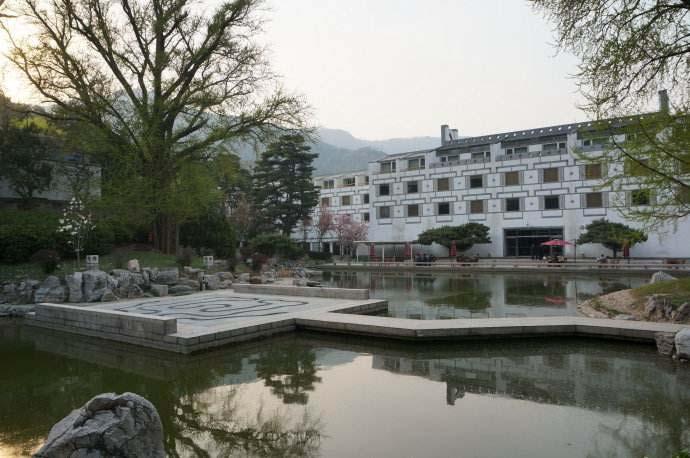 5. Xiangshan Hotel Compared with pei's past designs, the fragrant hill hotel is very different, more like a continuation of the traditional architectural space layout.