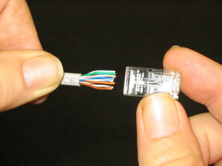 Notes: 1. Untwist, fan out and line up the conductors ready for insertion into the plug, in accordance with the colour code shown in Figure 27