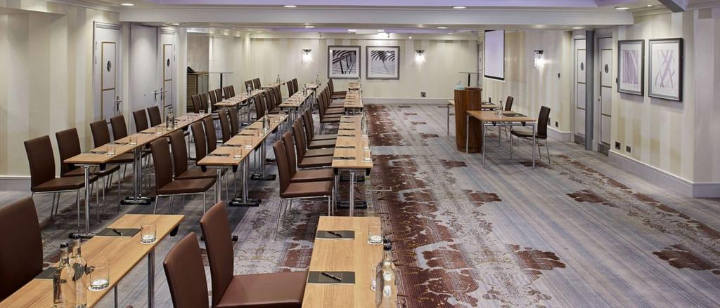 MAYFAIR MAYFAIR SUITE Hold a meeting in one room and a reception in the other, or combine Mayfair A and B for 195m 2 of chic event space under crystal chandeliers.
