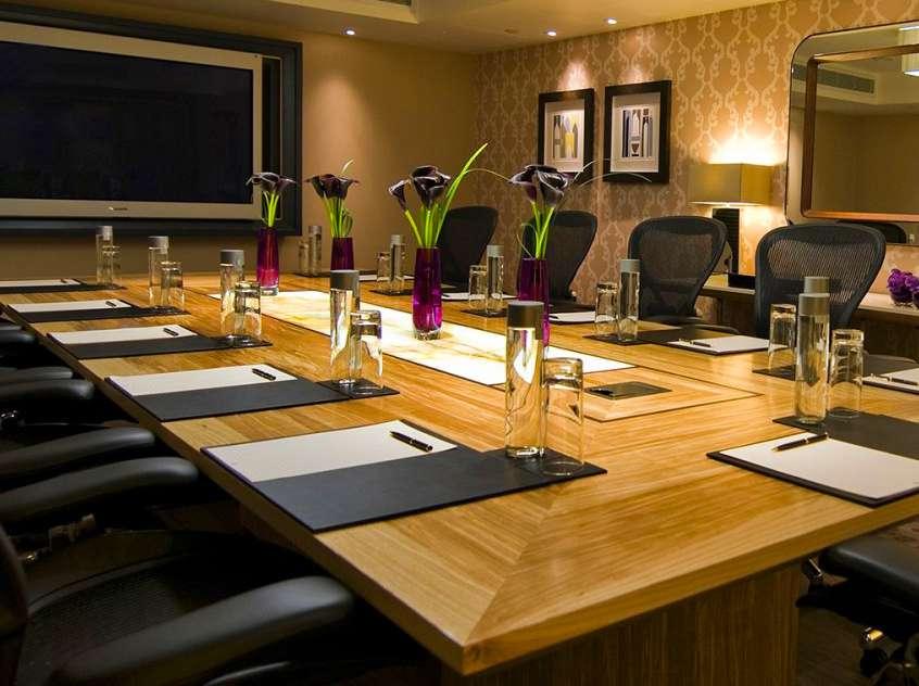 BELGRAVIA & CHELSEA BELGRAVIA & CHELSEA A beautiful boardroom table for up to 8 or 12 people forms the centrepiece