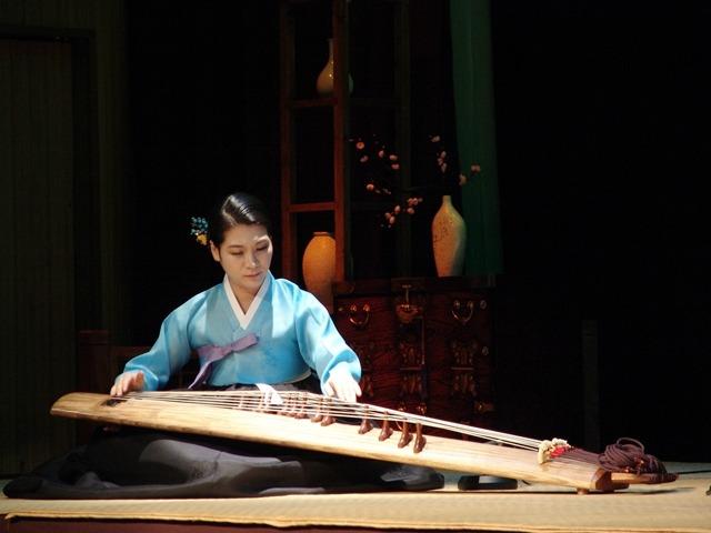 Figure 4.3. Playing Kayakeum 30 Another string instrument is the Keomungo, which has six strings.