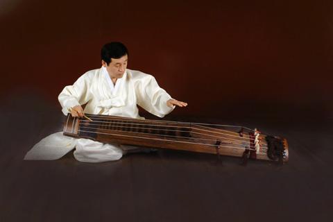The instrument has the widest register of any traditional instrument. The Keomungo s tone is deep, thick, and low.