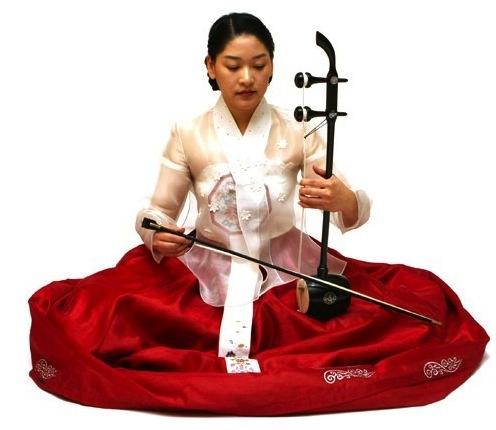 The bow is made of Forsythia wood that sheds its skin, which softens its surface. The instrument s tone color is rough because the bow strings are made of tough wood.