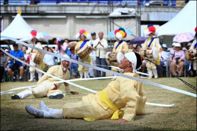 Performance Oct 10 (FRI), 2014 Part 2 : Doonjeonpyung Nongak Nongak is a Korean traditional music performed by farmers to encourage agricultural labor, making working together in groups easier and