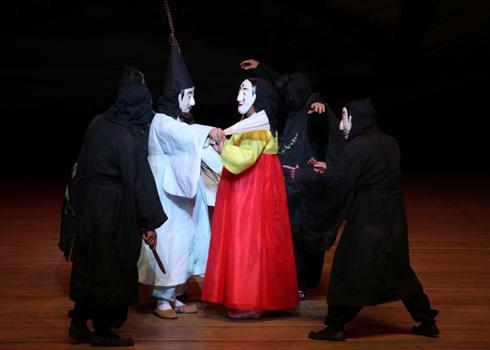 Performance Oct 7 (TUE), 2014 Part 1 : Gangneung Masquerade It is one of the traditional mask performances, which is designated as the 13th important intangible cultural asset.