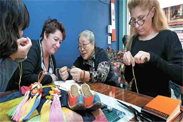 On-site Kor, Eng Operates various experience programs that foreign tourists can participates in to introduce the excellence of traditional crafts Popular tour location to foreign tourists who wish to