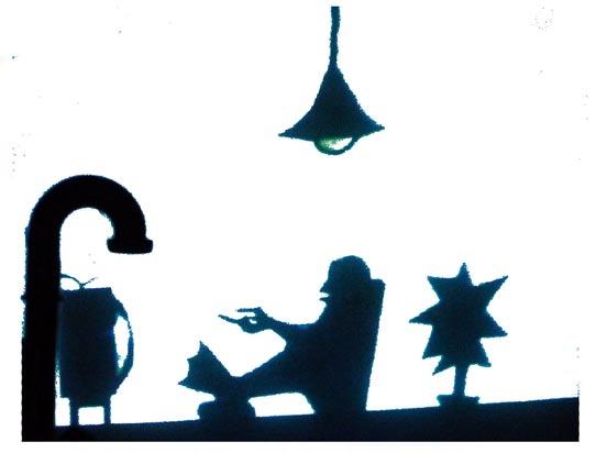 Shadow Theatre At what moment was there shadow theatre in the play? In Woanda s world of pipes. During Laura s nightmare. When Laura s mother dies. When Laura walks with her umbrella in the rain.