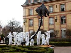 Galschiøts Polar Bear Army by Unbearable sculpture Polar Bear army (COP21, Paris) Contact to the workshop: Galleri Galschiøt Banevænget 22 5270 Odense N Tlf : (+45) 6618 4058 Fax:(+45) 6618 4158