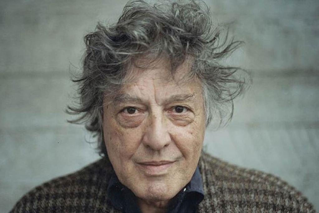 6 A NOISE WITHIN 2018/19 REPERTORY SEASON Fall 2018 Audience Guide Rosencrantz & Guildenstern Are Dead ABOUT THE PLAYWRIGHT: TOM STOPPARD Tom Stoppard was born as Tomás Straüssler on July 3, 1937 in