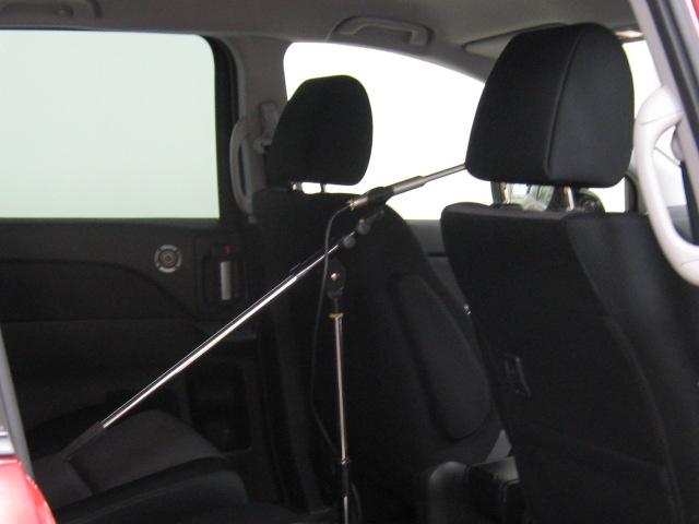 4 show the position of a microphone in the front seat. Figure 6.