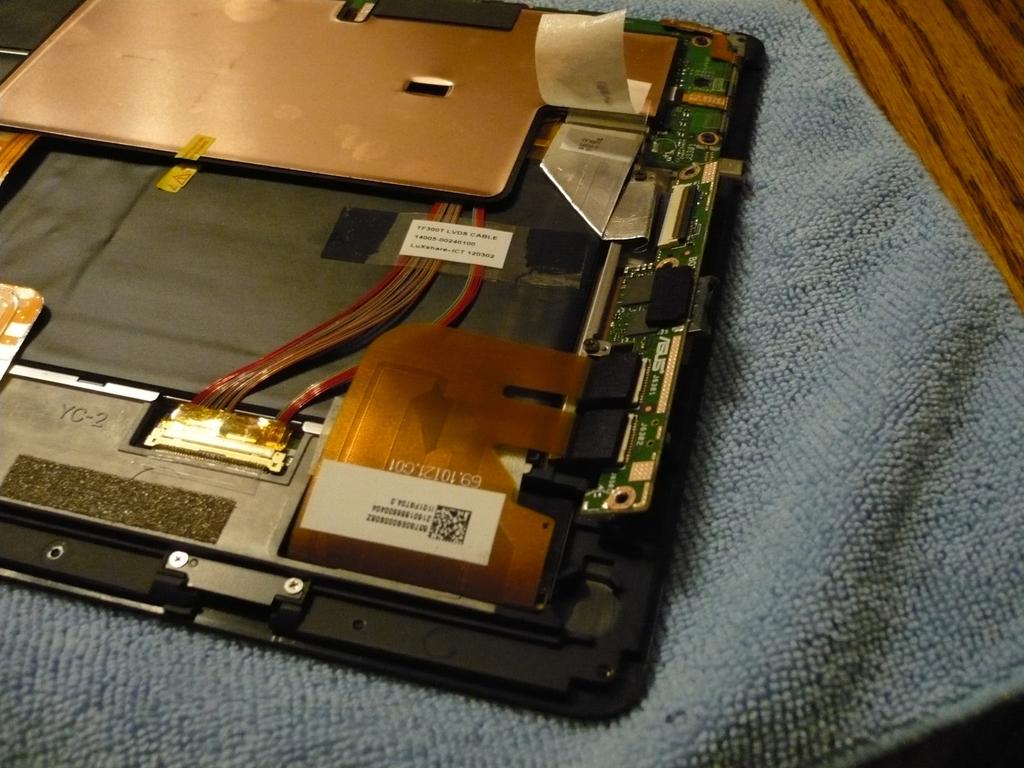 Disassembling Asus Transformer Pad TF300 Step 2 Start by taking the screws from around the frame off.