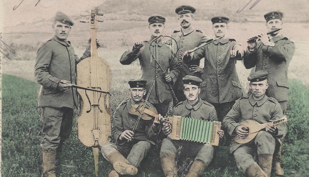 09/2016 Concert Background In World War I, soldiers built improvised music instruments out of old munition boxes or other materials at hand which they then played at the front.