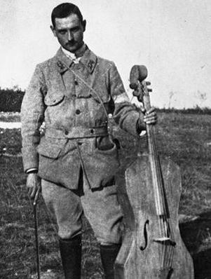 09/2016 Project Instruments Cello, called le Poilu which comrades built for Maurice Marechal out of former ammunition cases (the original is to be found in the Conservatoire de Paris) and which in
